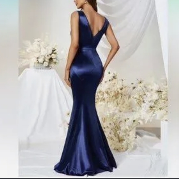 Muxxn Boutique Navy Mermaid Hem Satin Floor Length Formal Dress size small - Picture 2 of 4
